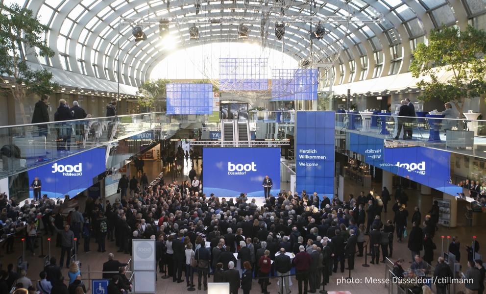 NRW-Ministerpräsidentin Hannelore Kraft und Düsseldorfs Oberbürgermeister Thomas Geisel eröffneten am Samstag um 9:30 Uhr die 48. boot in Düsseldorf. Die feierliche Zeremonie mit dem traditionellen Glockenschlag Glasen war ein stimmungsvoller Auftakt zur weltweit größten Wassersportmesse. Kraft betonte, dass NRW mit seiner Vielzahl an Seen und Flüssen und 250 Kilometern an Wasserstraßen hervorragend für den Wassersport geeignet ist. Als Beispiel für ein gelungenes Konzept für ein gelungenes Naherholungsgebiet nannte sie den Dortmunder Phoenixsee, der auf dem Gelände eines ehemaligen Stahlwerkes angelegt wurde. Der künstliche See ist heute mit seiner modernen Marina sowohl bei Seglern als auch Elektro-Motorsportlern und Paddlern ein beliebtes Freizeitparadies. Die Ministerpräsidentin wünschte Ausstellern, Besuchern und Messemachern „Glück auf“ und „immer eine Handbreit Wasser unter dem Kiel“. Um 9:50 läutete das offizielle „ribbon cutting“, der Schnitt durch das blaue Band, durch Kraft, Geisel, boot-Präsident Robert Marx und Messechef Werner Matthias Dornscheidt den offiziellen Start in die boot 2017 ein. Bis zum 29. Januar präsentieren sich in Düsseldorf 1.800 Aussteller aus 70 Ländern mit ebenso vielen Booten in 17 Messehallen.